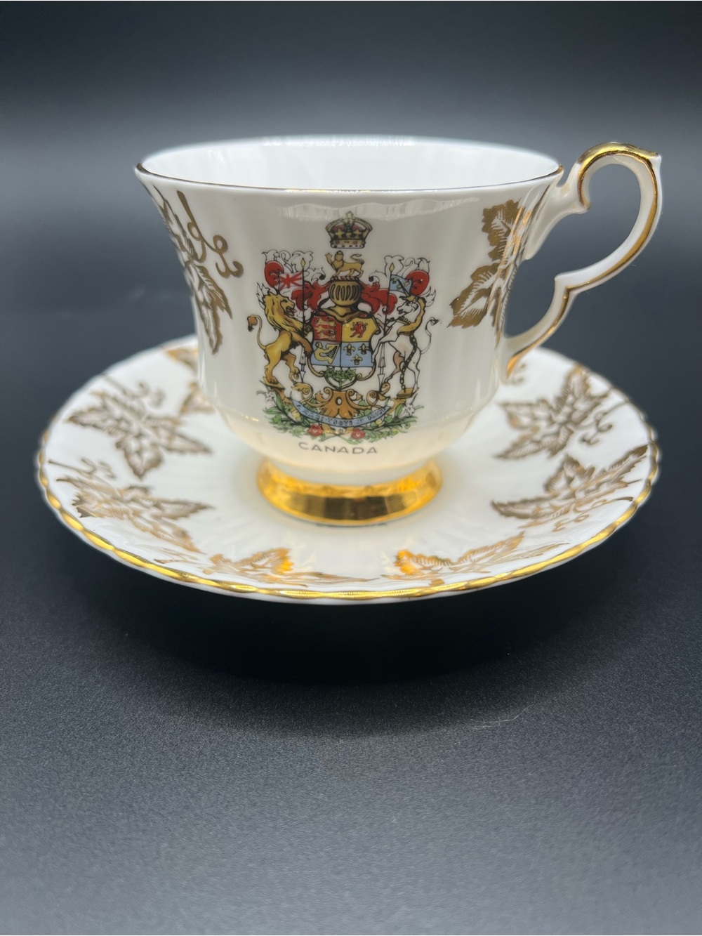 🇨🇦 Royal Windsor Canada Coat of Arms Gold Maple Leaf Vintage Teacup and Saucer